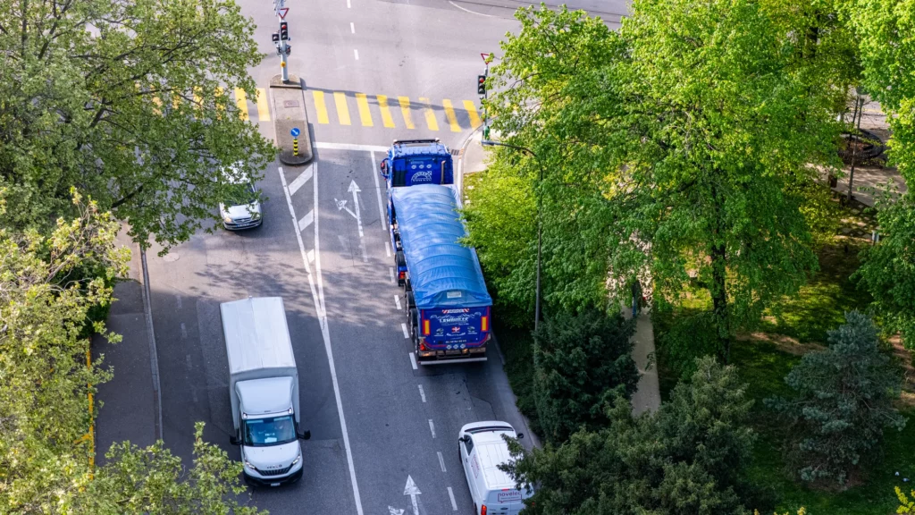 Convoi de camions ECOM3 en zone résidentielle à Chêne-Bourg