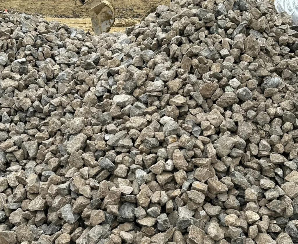 Stock de grave calcaire 40/80 approvisionnée sur le chantier STI Cherpines